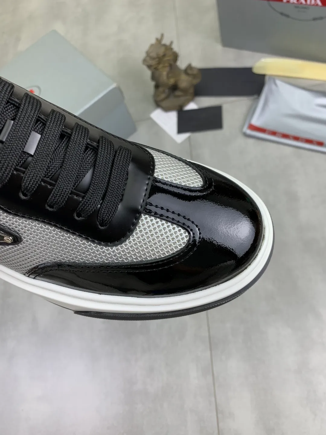 Men's Men's Shoes 💰P600 💰【New Style】 The latest model of high-quality PRADA classic men's shoes has been launched on the official website at 1:1, synchronized in Hong Kong, and on the same catwalk; all made of calfskin➕imported cowhide lining, 🍡🍡original rubber outsole, non-slip and wear-resistant; comfortable on the feet, attractive style, fine workmanship, and simple and neat shoe lasts, showing the courage and toughness of men, 👍Size: 39-44 (45 can be customized) black White color🉑️choose